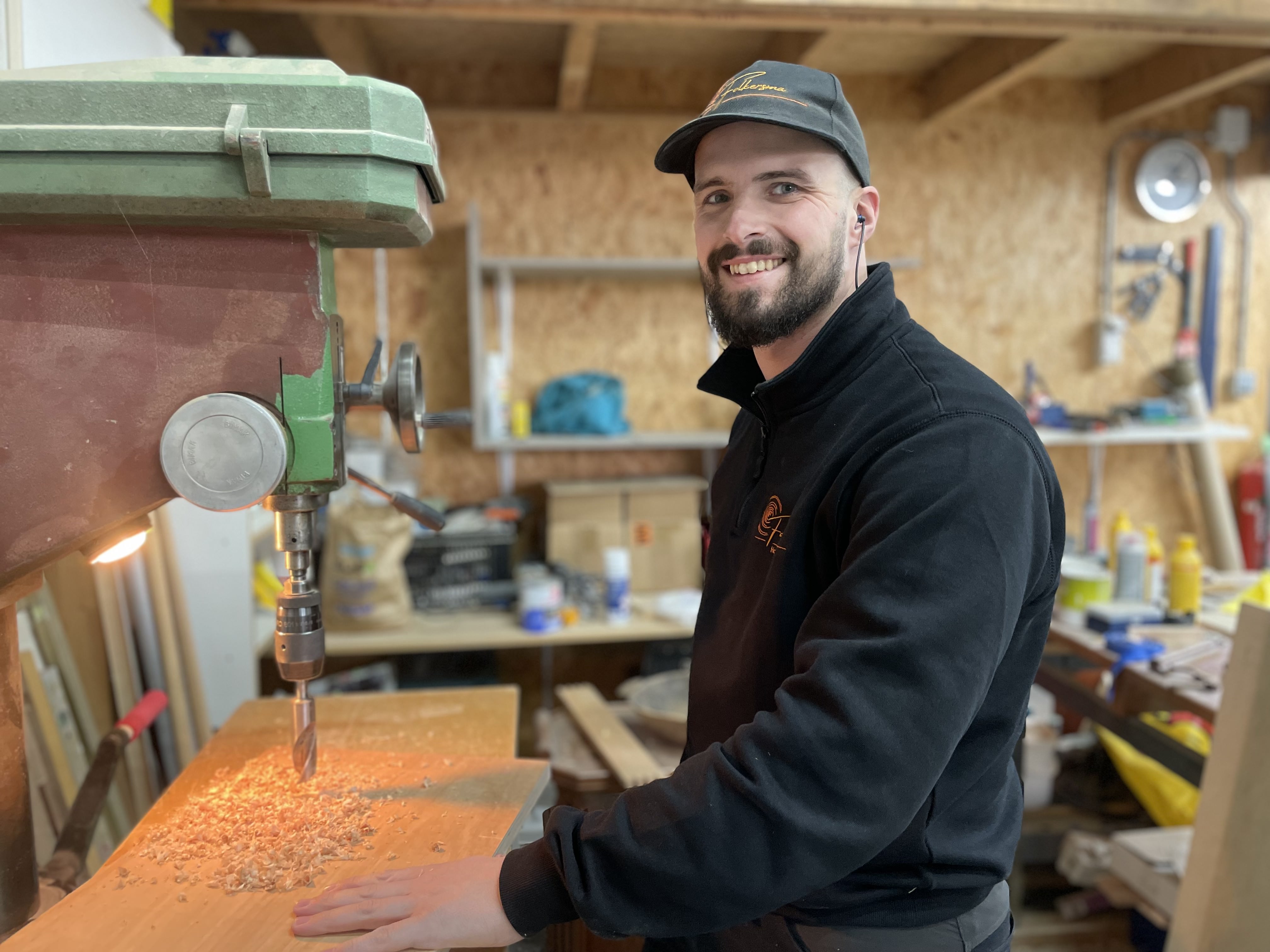 Rutger Folkersma aan het werk aan de kolomboor in zijn werkplaats in Noordhorn